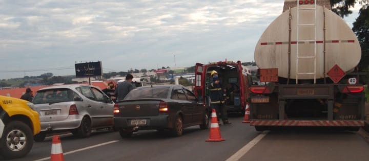 Duas pessoas ficam feridas em acidente com cinco veículos