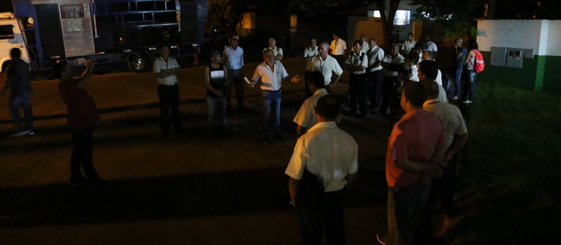 Motoristas protestam contra demissão por justa causa de colega