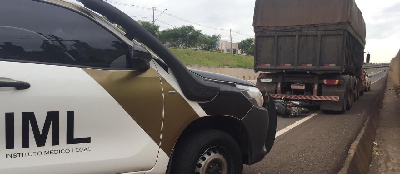 Motociclista morre ao bater moto em caminhão parado na pista