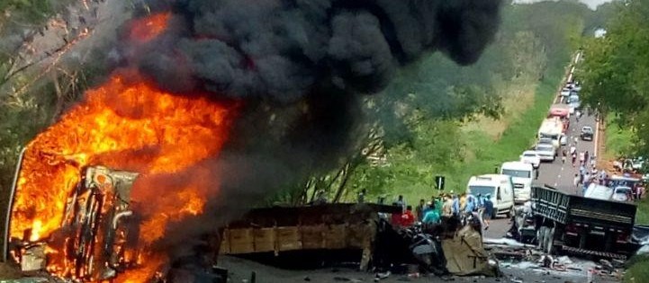 Duas pessoas morrem e 11 ficam feridas em acidente entre ônibus e caminhão na PR 082