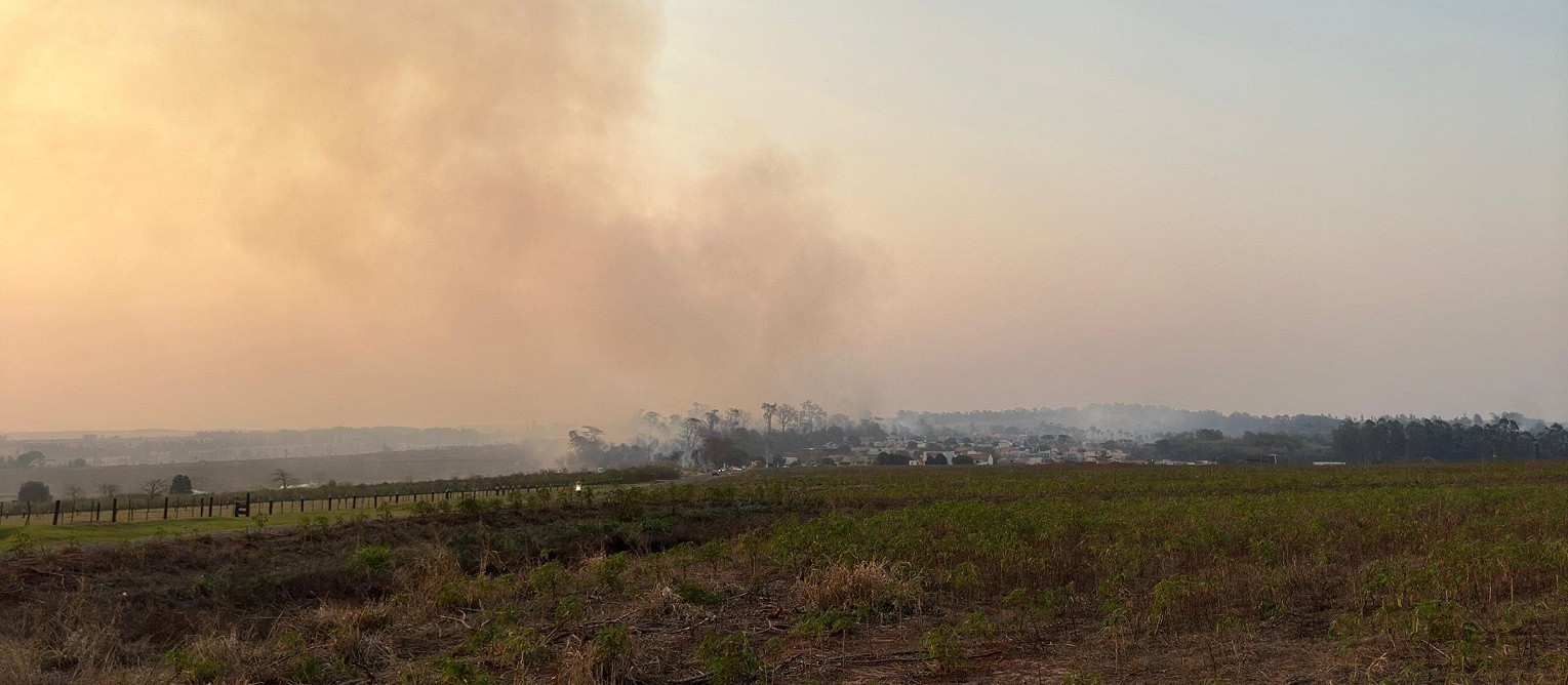 Incêndio no Cinturão Verde fecha UBS e suspende aulas em Cianorte