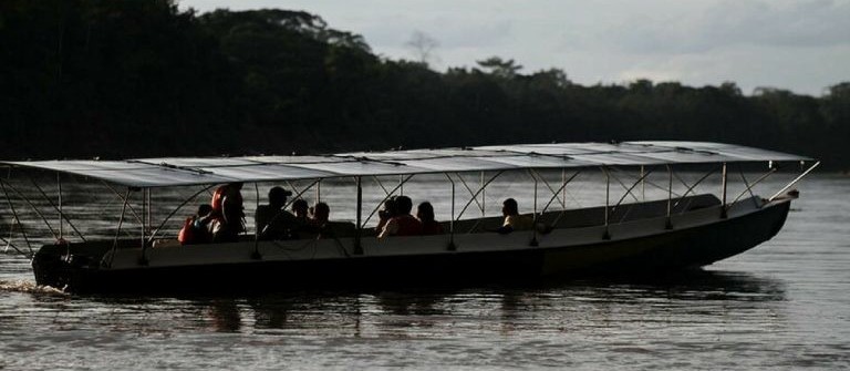 Canoa solar ajuda comunidade a navegar sem gasolina na Amazônia