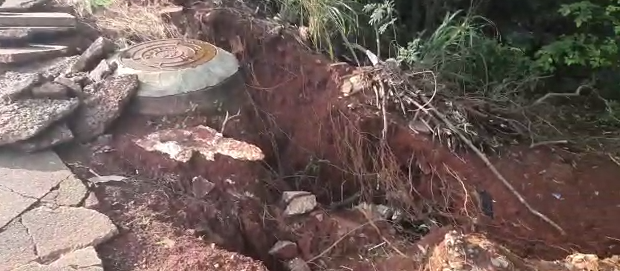 Força da chuva abre uma cratera em fundo de vale em Maringá