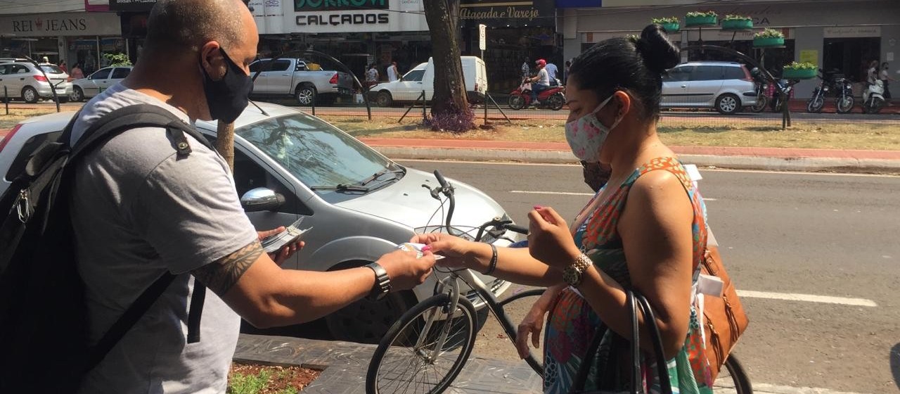 No primeiro sábado de campanha eleitoral, candidatos saem para o corpo a corpo