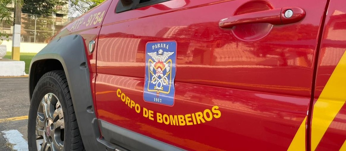 Bombeiros combatem princípio incêndio em sala comercial de shopping