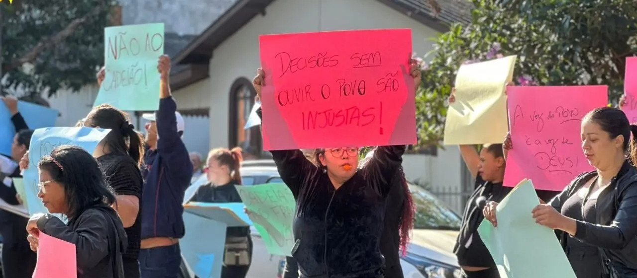 Moradores protestam contra construção de presídio em bairro residencial