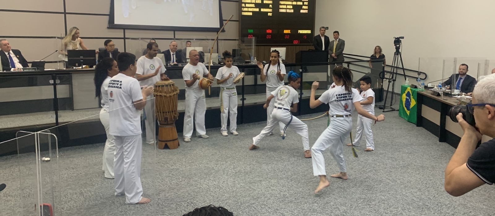 Grupo de capoeira se apresenta na Câmara de Maringá