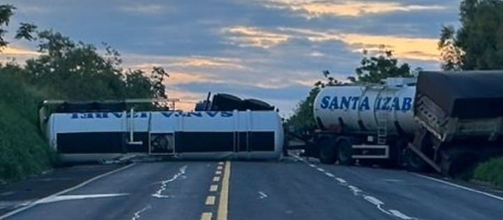 Carreta carregada com etanol tomba e interdita BR-376