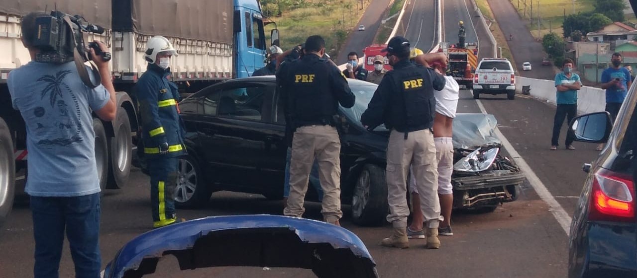 Motorista embriagado provoca acidente com ferido no Contorno Norte; dois são presos