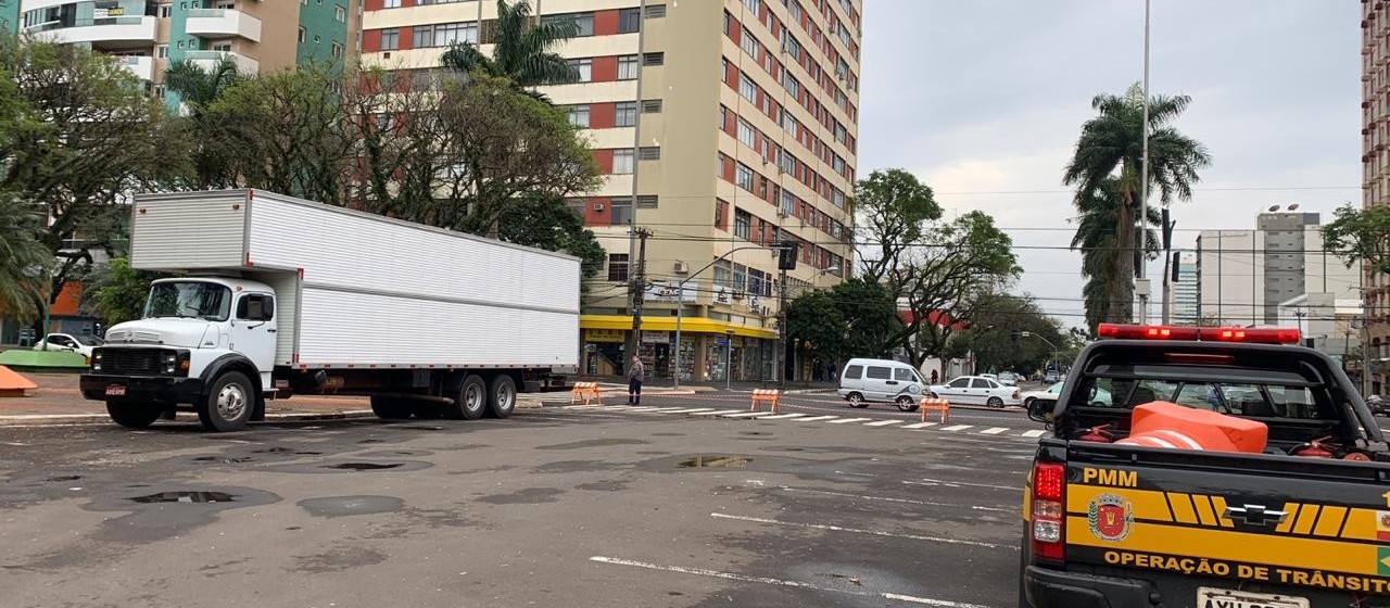 Estacionamento da praça da Prefeitura de Maringá é interditado