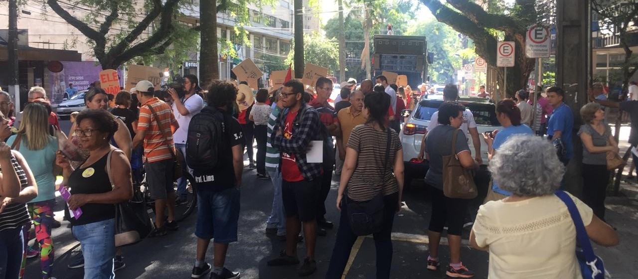 Manifestantes protestam contra mudança nas regras