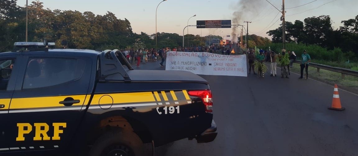 Perto de 300 índios fecham a Ponte Ayrton Senna