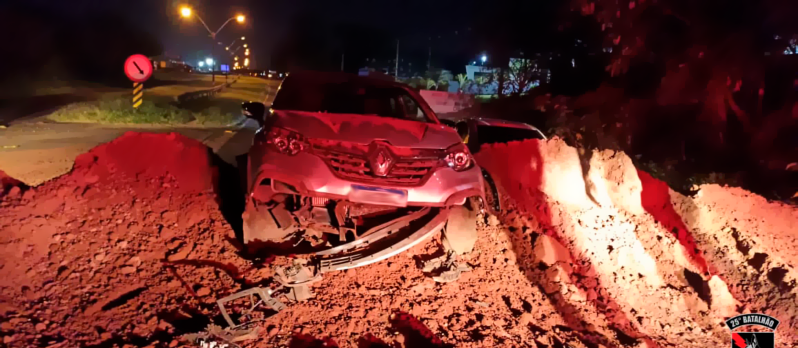 Carro bate contra barreira de terra colocada em protesto na PR-323