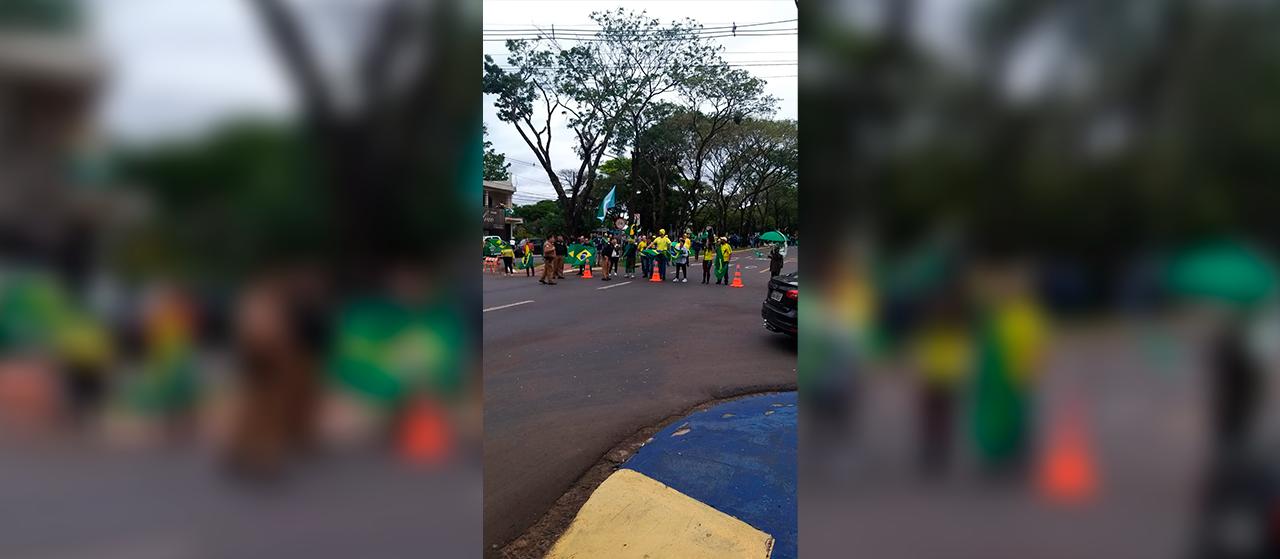 Manifestantes se concentram na Av. Mandacaru, em frente ao Tiro de Guerra