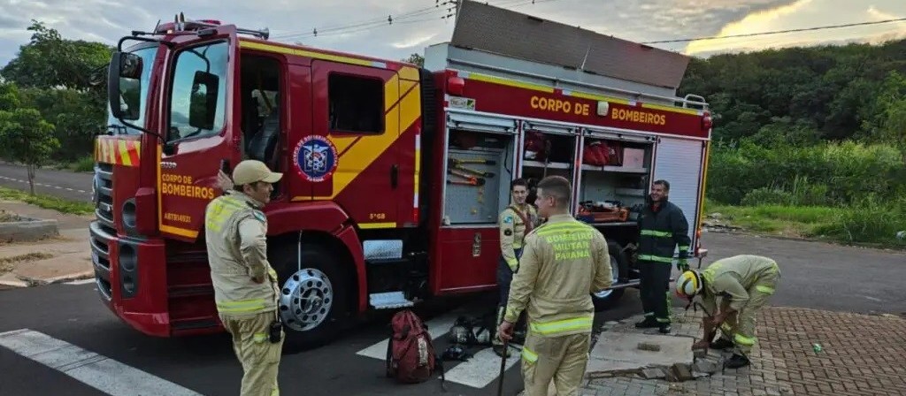 iPhone 15 cai em bueiro, homem entra na tubulação para resgatar e se perde no esgoto