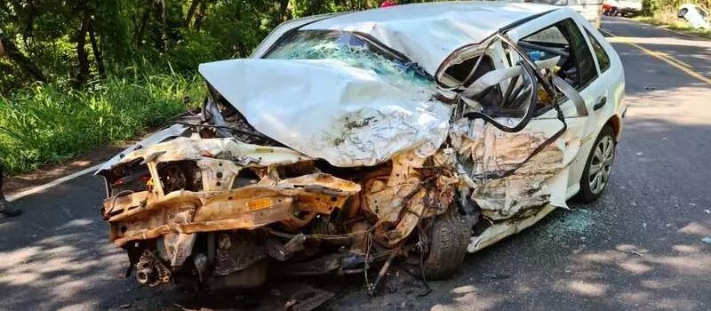 Um morre e três ficam feridos em acidente envolvendo três carros em Iguaraçu