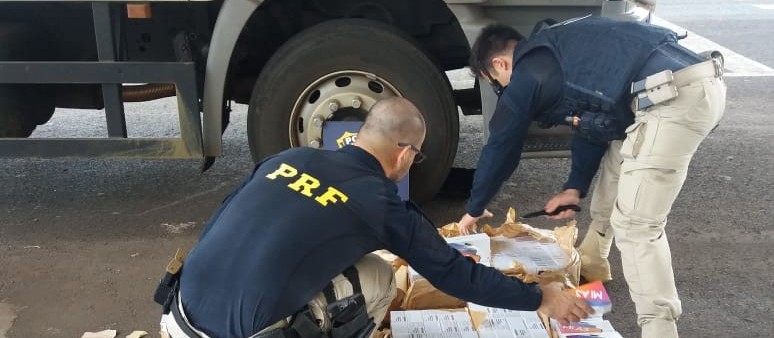 PRF aborda caminhão com celulares e cigarros contrabandeados