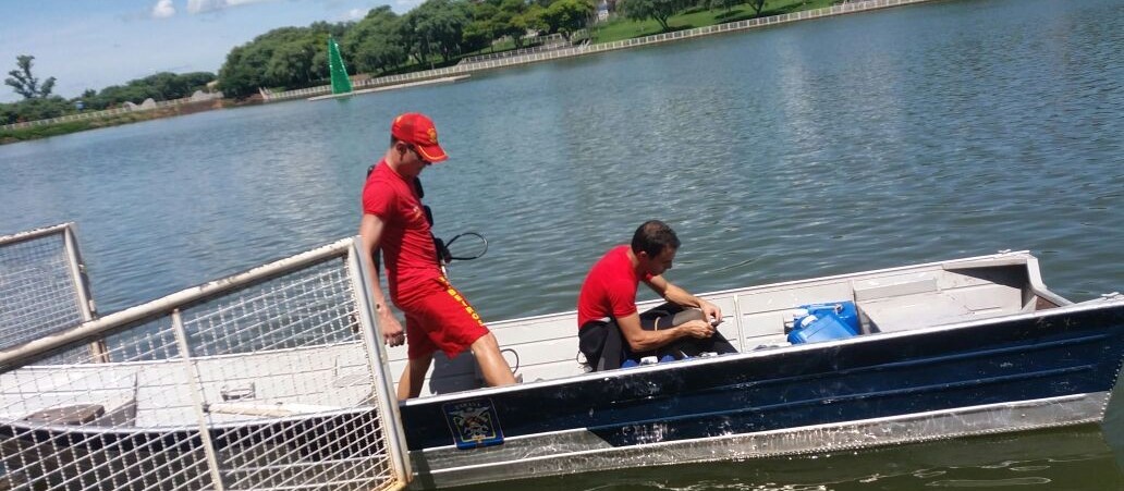 Bombeiros buscam decoração de Natal que caiu no lago