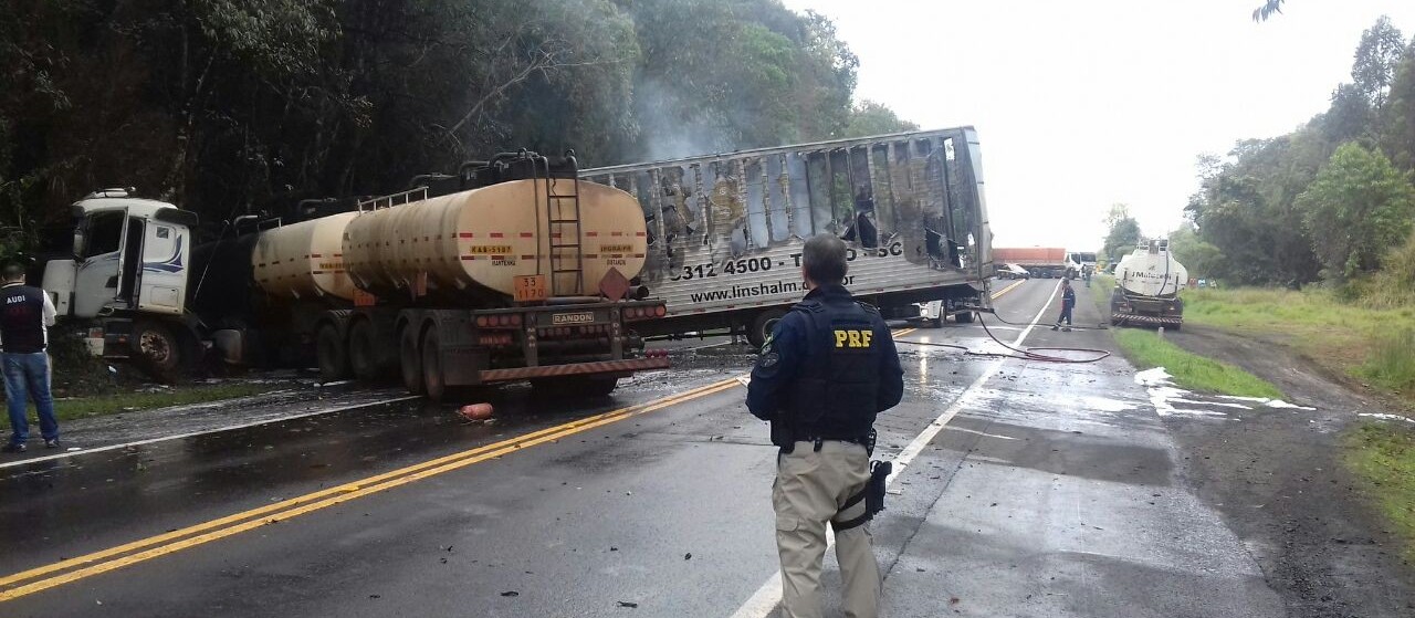 Caminhão de Maringá bate e pega fogo na BR-376