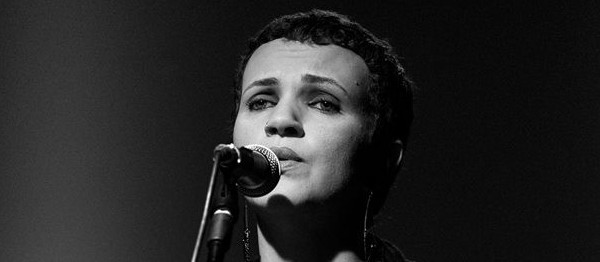 Cantora maringaense homenageia Elis Regina em show