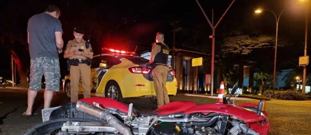 Colisão entre carro e moto deixa estudante ferido em Maringá