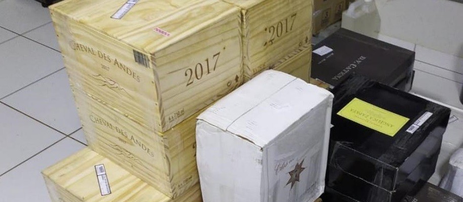 Polícia apreende 228 garrafas de vinhos importados irregularmente em ônibus