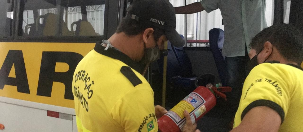 Ônibus e vans do transporte escolar passam por vistoria