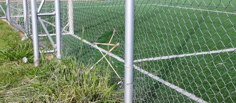 Vândalos destroem grade de campinho fechado para jogar bola em Maringá