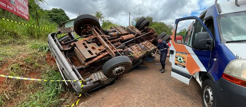 Caminhão tomba e motorista morre na BR-376, em Nova Londrina