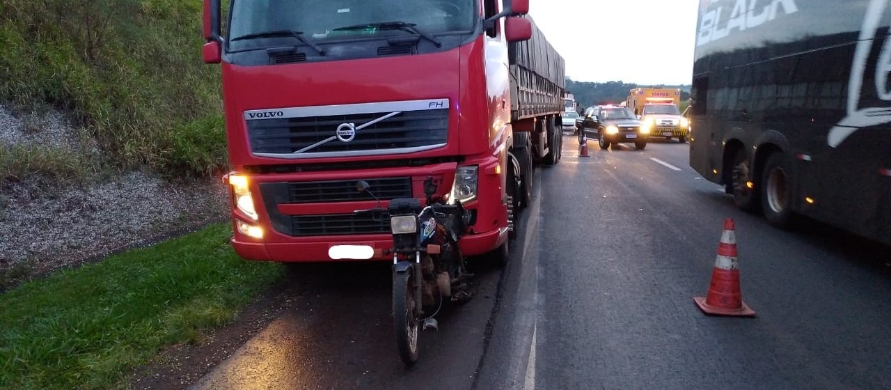 Mulher morre em acidente de moto na BR-376