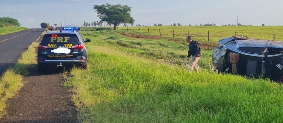 PRF apreende veículo carregado com cigarros em Cruzeiro do Sul