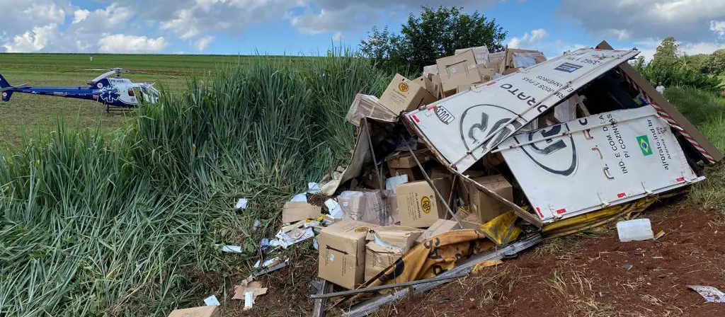 Caminhoneiro morre na região de Maringá após veículo tombar em curva perigosa