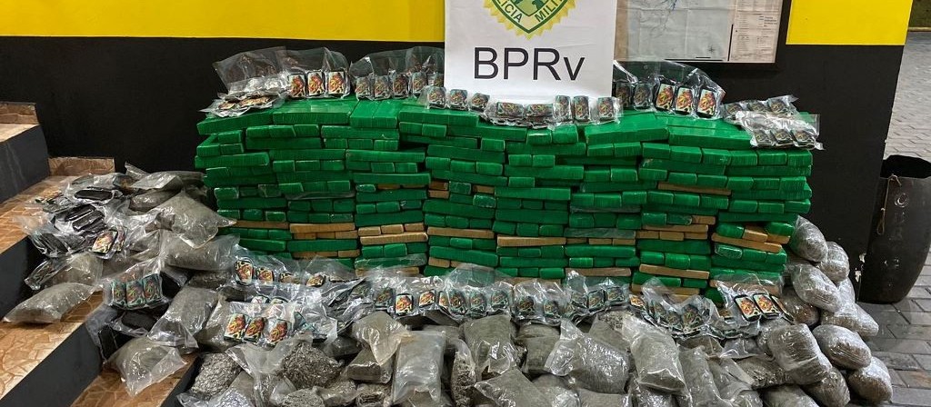 Motorista foge e abandona carro com 329 kg de drogas na região de Maringá