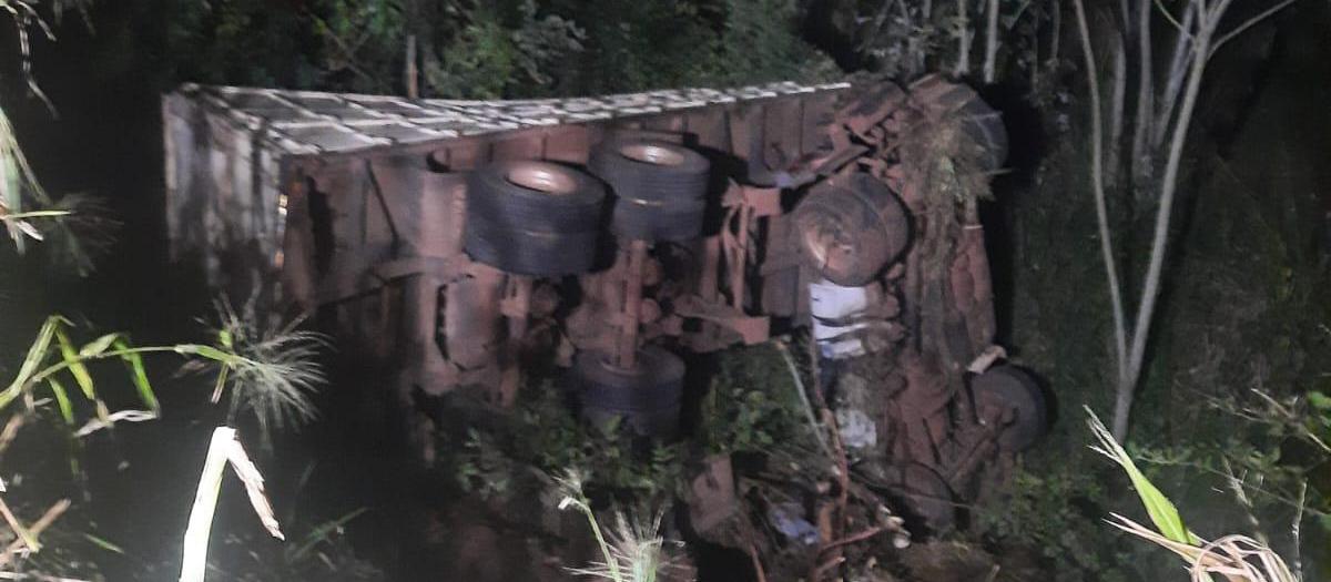 Caminhão sai da pista, cai em ribanceira e motorista morre
