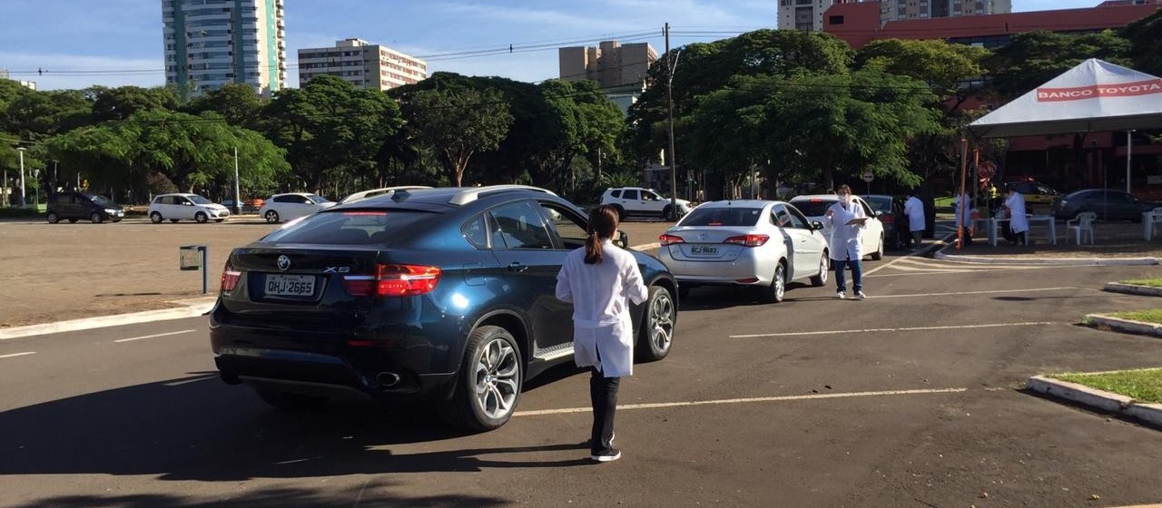 Idosos acordam cedo para tomar vacina em Maringá