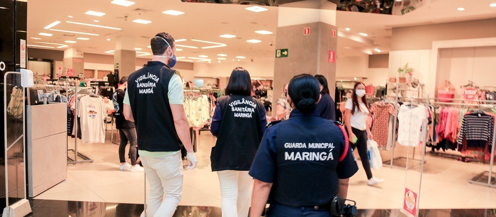 Mais de 200 pessoas são orientadas durante fiscalização na noite dessa sexta-feira (7)