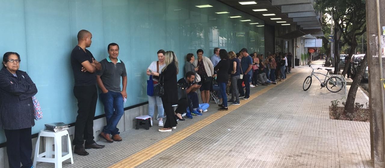 Em dia de matrícula, centenas de pessoas fazem fila em frente ao CAC