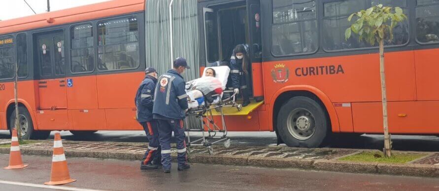 Mulher que não sabia que estava grávida, dá a luz à luz dentro de ônibus em Curitiba 