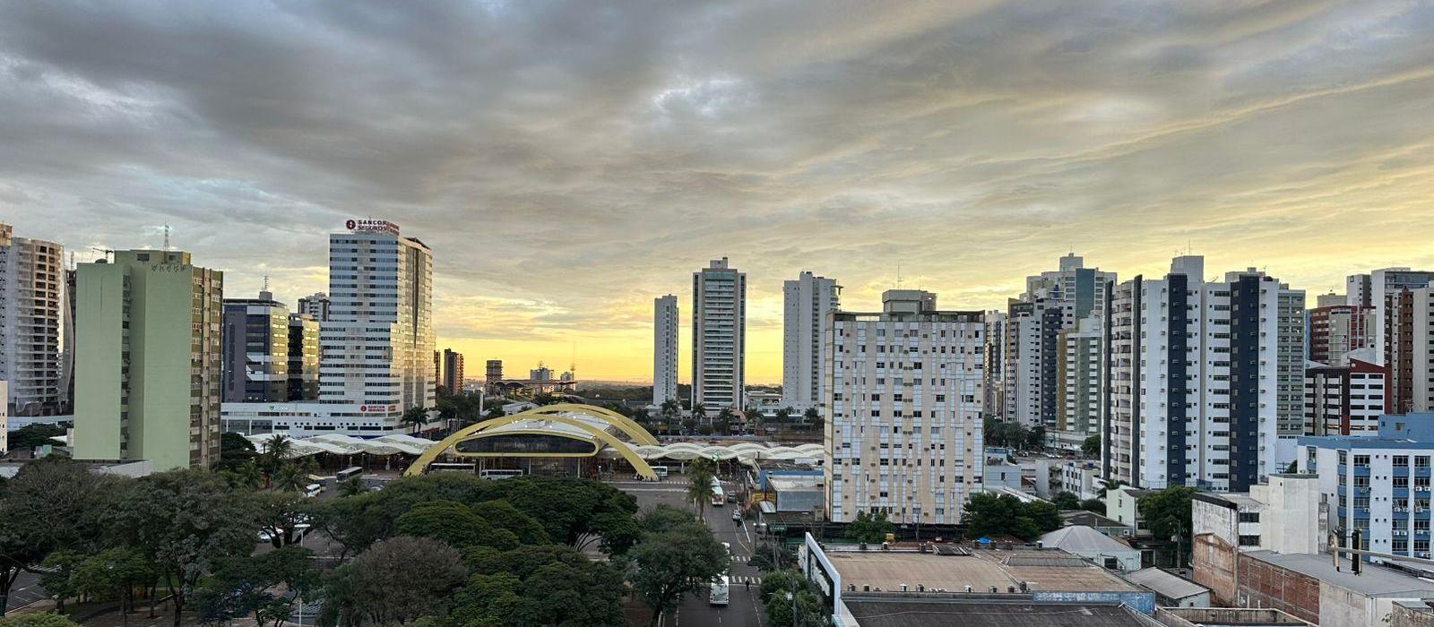 Quinta-feira (26) será menos fria, mas com previsão de chuva em Maringá