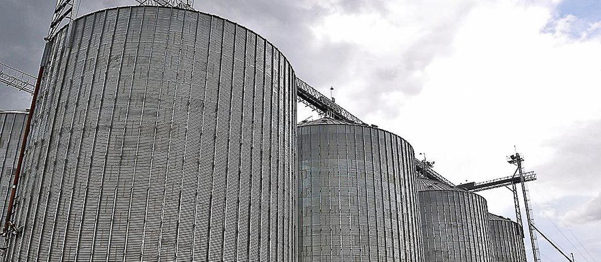 Bombeiros trabalham para resgatar corpo de operário soterrado em silo