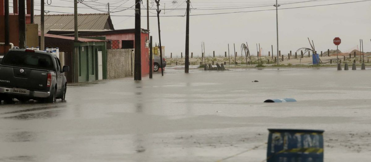 Casas são destelhadas e árvores derrubadas após temporal no Litoral