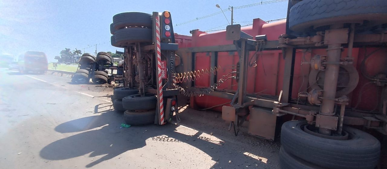 Caminhão tomba no Contorno Norte e espalha carga pela pista