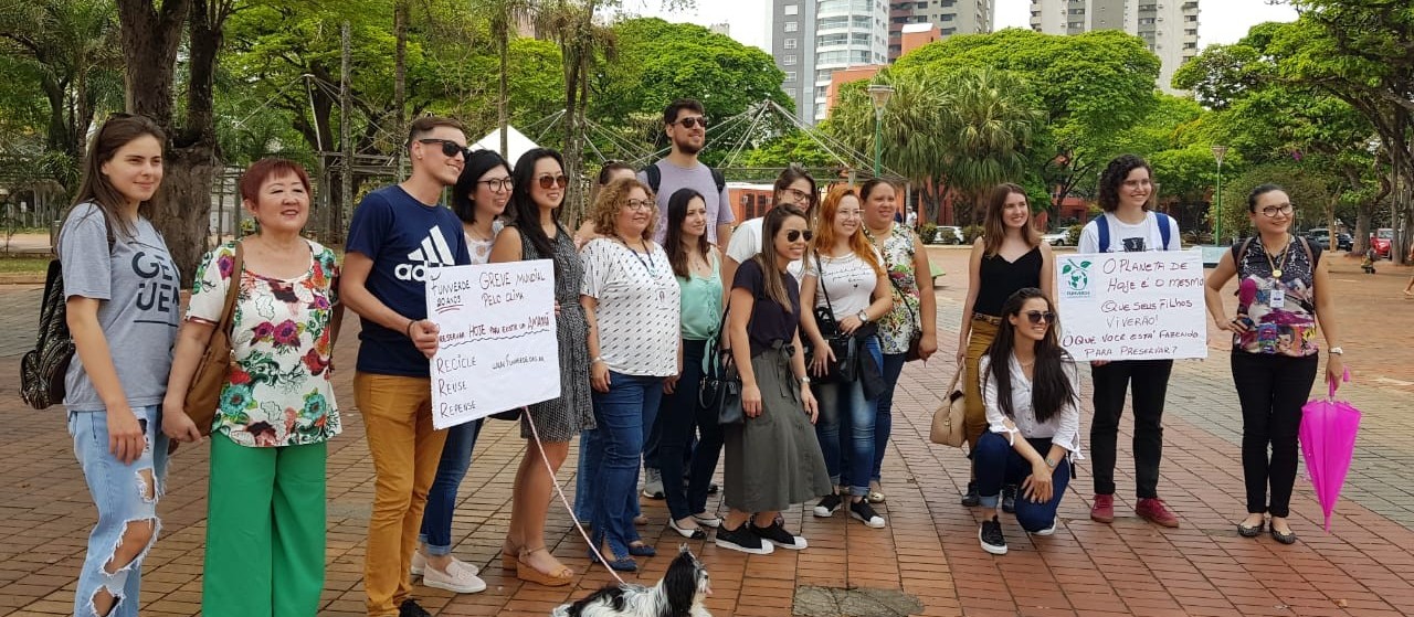 Jovens se mobilizam em protesto contra as mudanças climáticas 