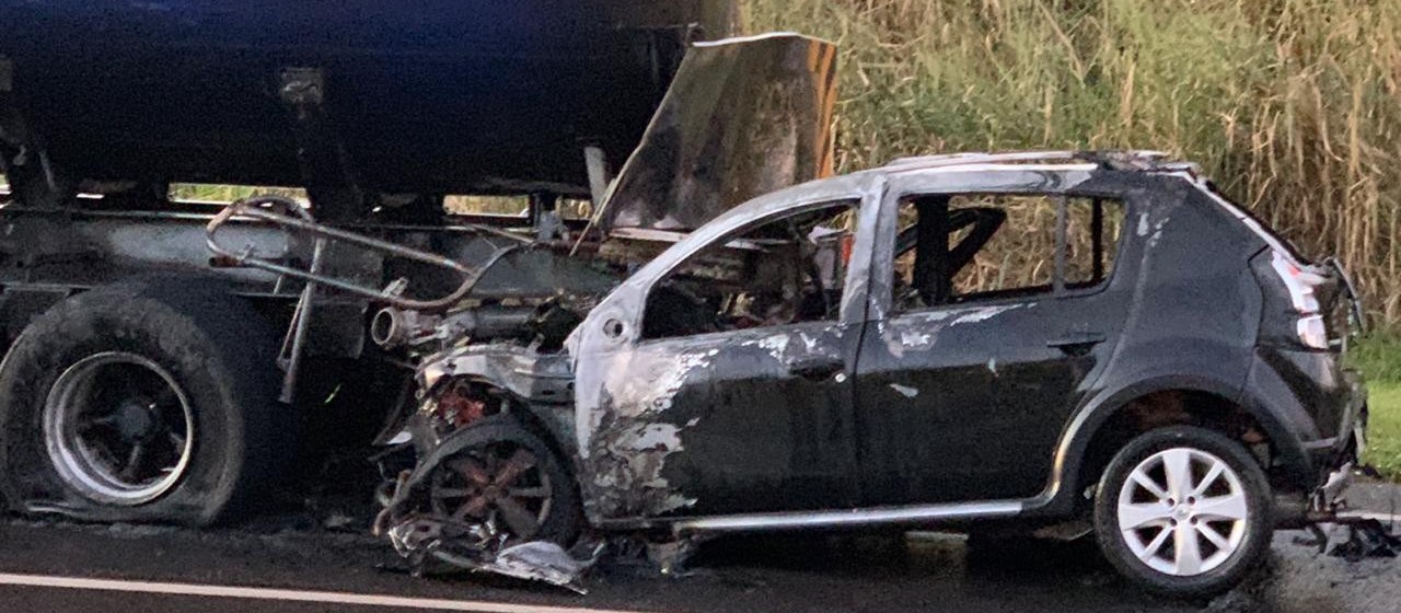 Carro bate em carreta-tanque e pega fogo; motorista escapa com ferimentos