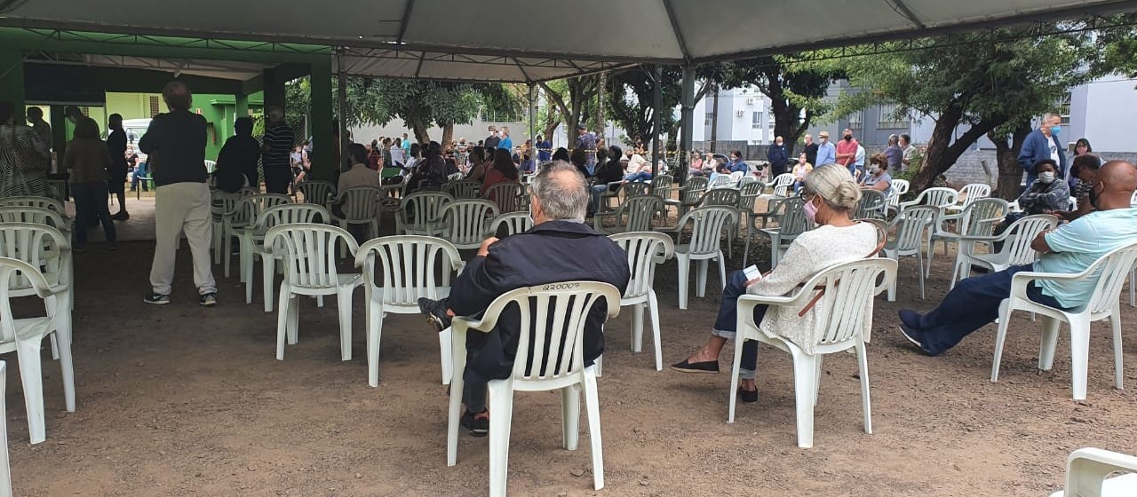 Vacinação contra a Covid-19 é para pessoas com 63 anos ou mais neste domingo (25) em Maringá