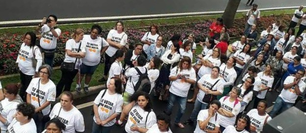 Manifestantes protestam contra reforma e invadem escritório de ministro