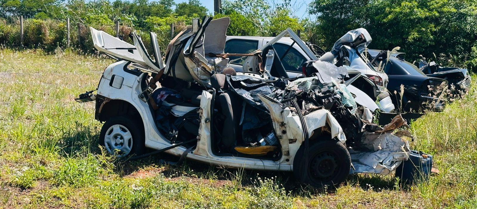 Seis pessoas morrem em acidente na PR-490 entre um ônibus e um carro