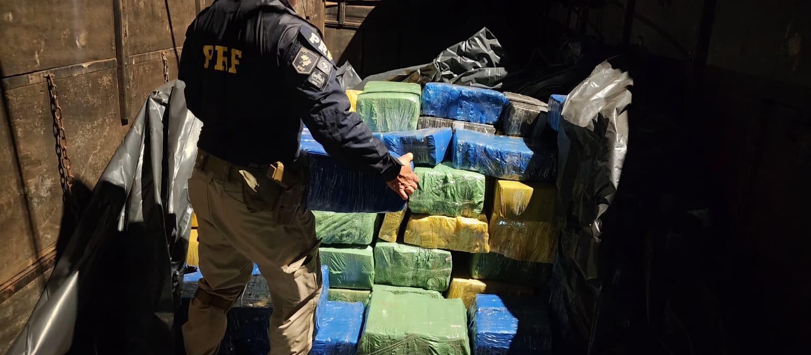 Carreta com cinco toneladas de maconha é apreendida em Apucarana