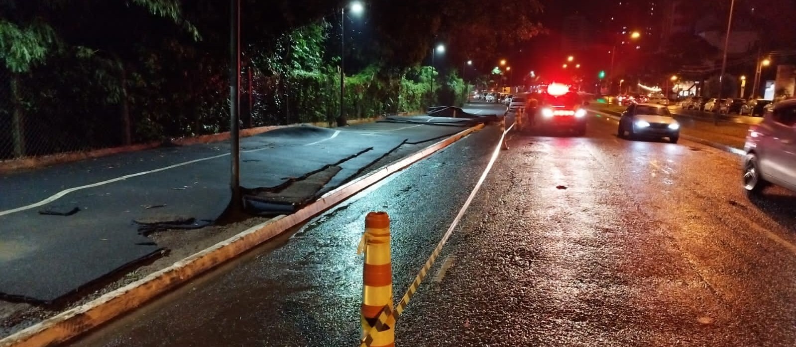 Chuva arranca mais uma parte da pista emborrachada do Parque do Ingá