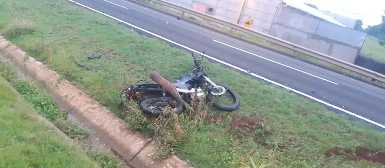 Motociclista morre após esbarrar em carreta e cair em rodovia na região de Maringá